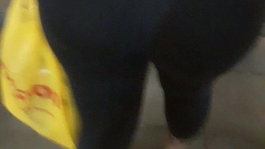 LOIRA RABUDA gostosa rebolando suplex rua