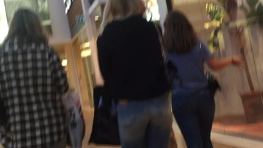 Nice asses i shopping mall
