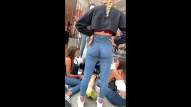 INSANE BRITISH TEEN ASS IN JEANS!