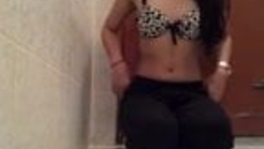 Desi teen girl masturbating in batroom