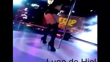 La Perra trabjando en el antro.