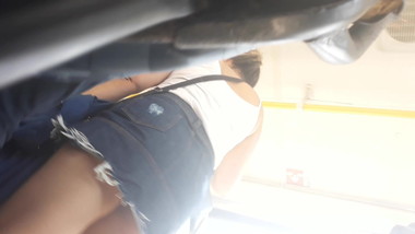 Debaixo da saia da loirinha