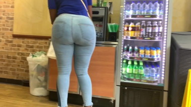 Wide ebony ass in jeans