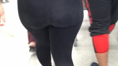 Pendeja comprando con su novio 1