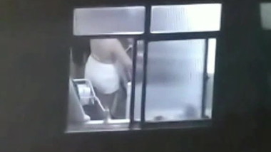 Vizinha de shortinho na cozinha neighbor window