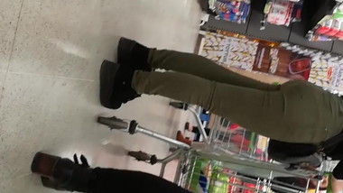 Pendeja culona comprando con la mama 1