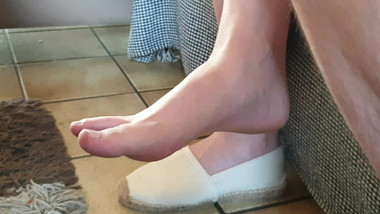 candid teen feet who takes off her shoe