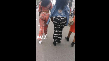 Teens with jiggly asses