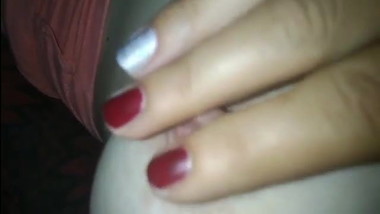 Mala hoce da svrsim njenim sisama