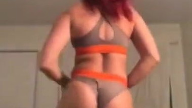 Big Booty redbone teen twerking