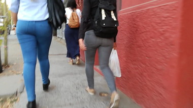 2 Culos caminando por la calle mientras las grabp